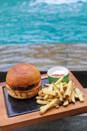 牛肉汉堡薯条番茄酱图片